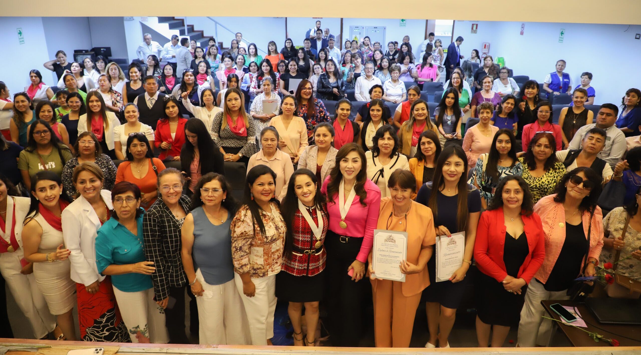 CONGRESISTA LADY CAMONES Y EDHIT JULÓN RECONOCIERON A 130 MUJERES LÍDERES DE ÁNCASH Y CAJAMARCA